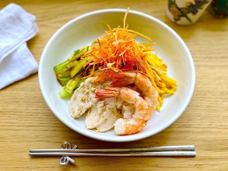 白い器に盛り付けたコストコのチャイニーズコールドヌードル、箸置きに置いた箸