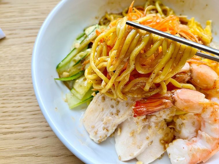 白い器に盛り付けたコストコのチャイニーズコールドヌードルを箸でひと口分持ち上げたところ