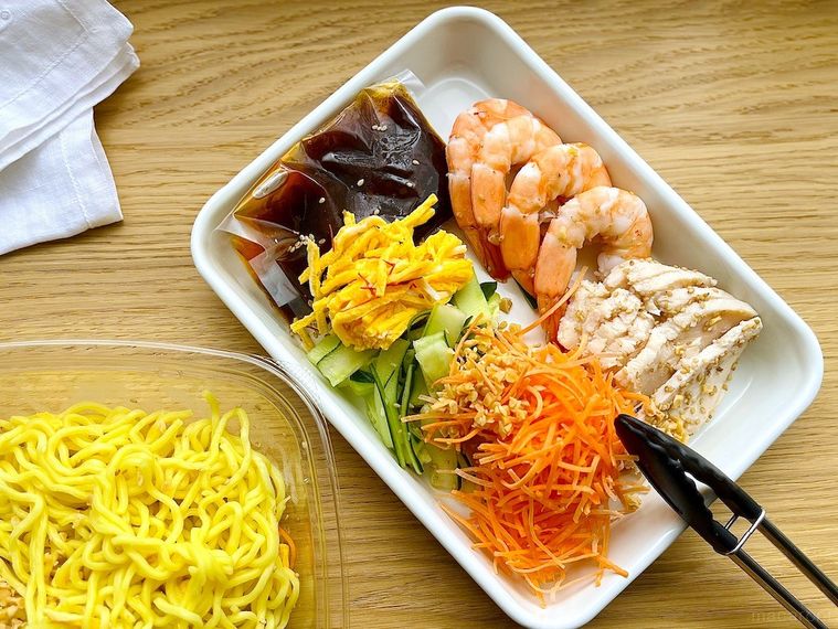 コストコチャイニーズコールドヌードルの麺と具材を白いバットに取り分けたところ