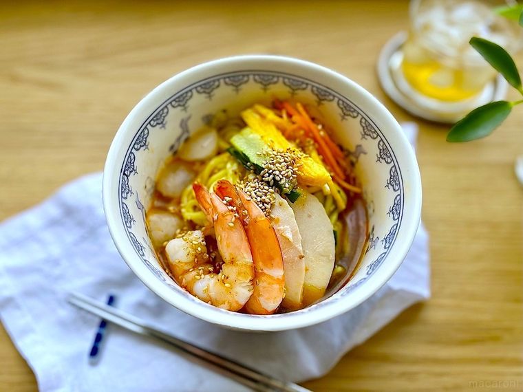 冷やしラーメン風にアレンジしたコストコのチャイニーズコールドヌードル、箸置きに置いた箸、グラスに入ったお茶