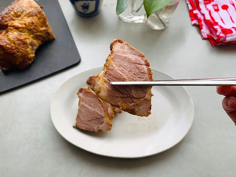 スライスしたコストコ広東風チャーシューを小皿に取り、1枚箸で持ち上げたところ