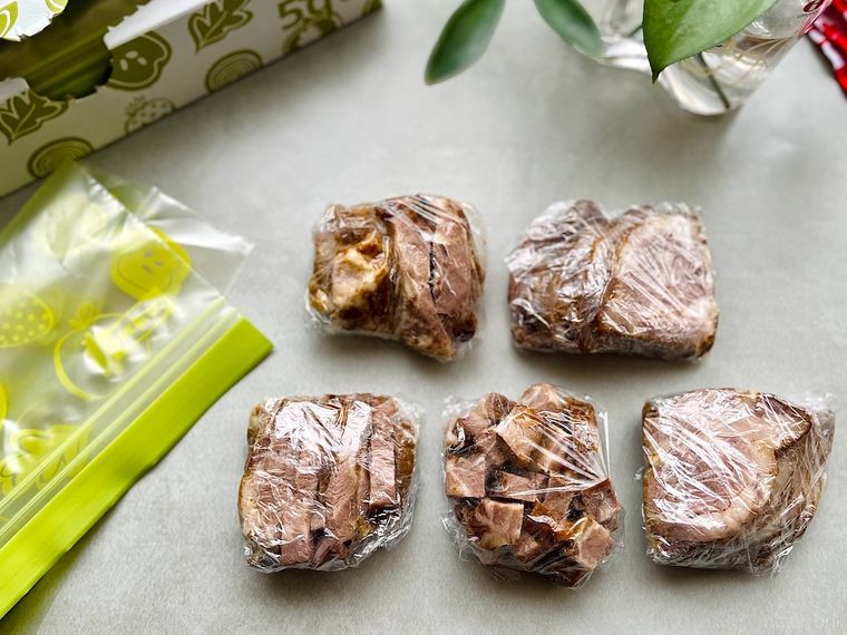 さまざまな形にカットしてラップで包んだ5つのコストコ広東風チャーシュー、ジップ付き保存袋