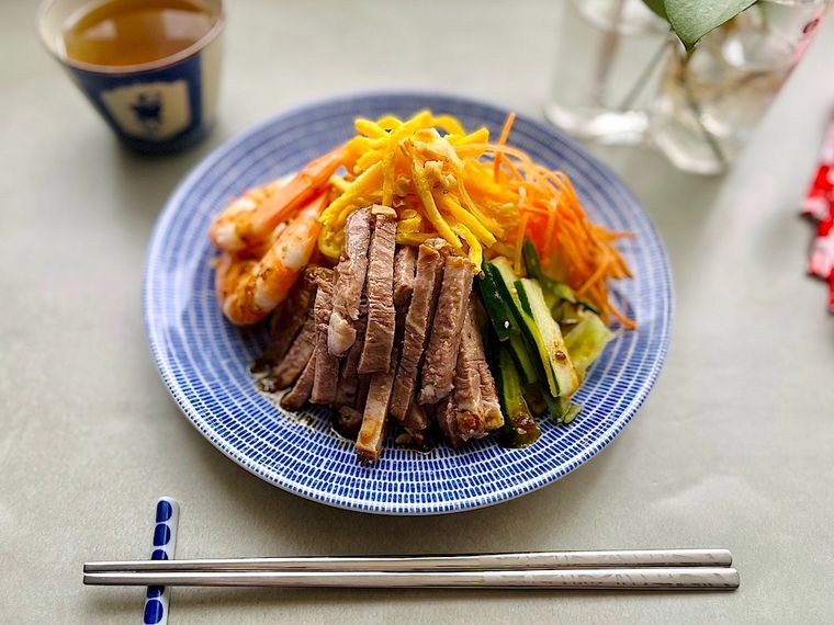 ブルーの皿に盛り付けたコストコ広東風チャーシュートッピングの冷やし中華、湯呑み、箸置きに置かれた箸