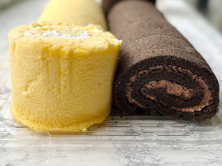 左右にチョコとホワイトの2本並んだコストコの米粉のスイスロール