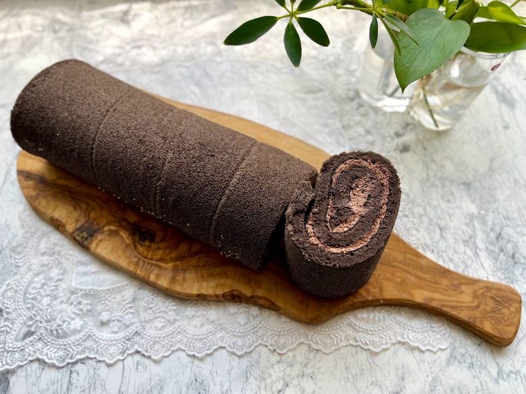 カッティングボードに置かれたコストコの米粉のスイスロールチョコ