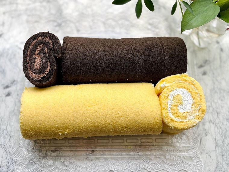 パッケージの蓋をはずしたコストコの米粉のスイスロール