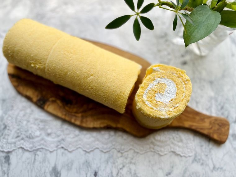 カッティングボードに置かれたコストコの米粉のスイスロールホワイト