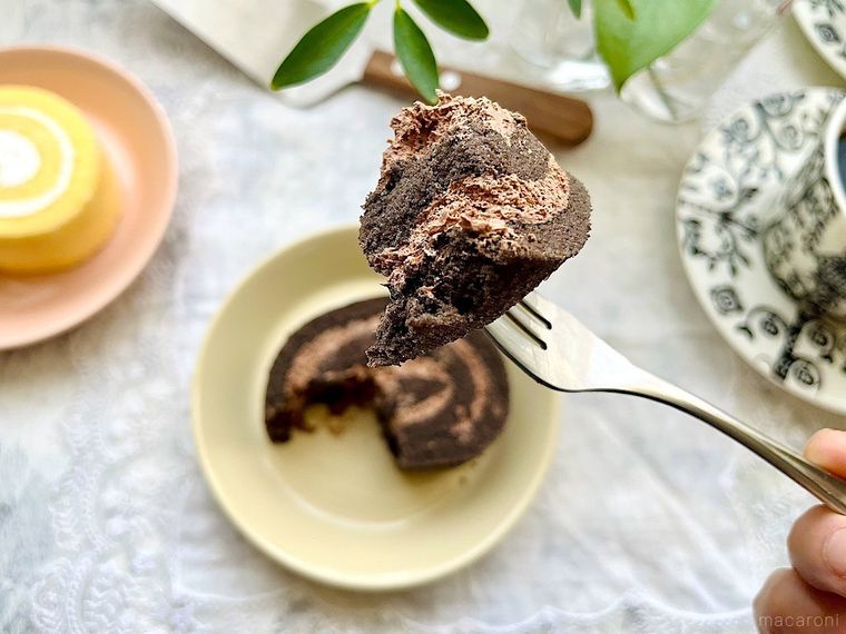 ベージュ色のケーキ皿にのったコストコの米粉のスイスロールを、ひと口分フォークに取ったところ