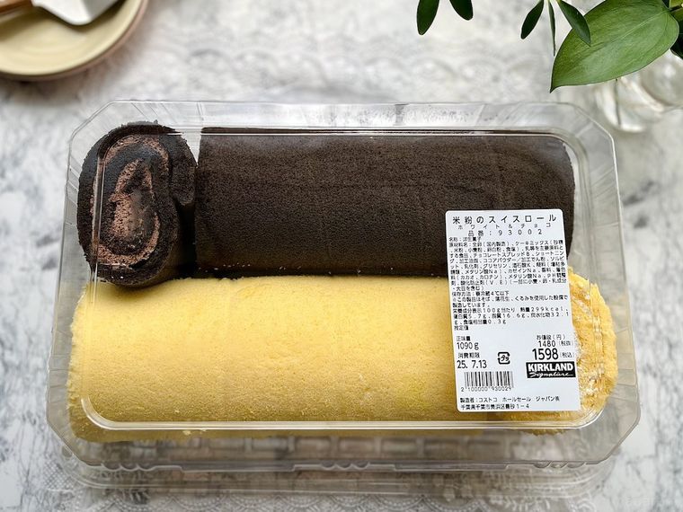 透明のパッケージに入っているコストコの米粉のスイスロール