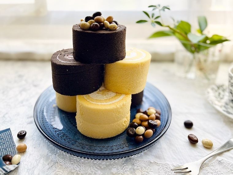 コストコの米粉のスイスロールをカットして積み上げ、タワー風にデコレーションしたところ