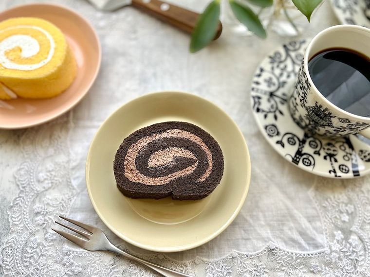 カットしたコストコの米粉のスイスロールを、ベージュ色のケーキ皿にのせたところ