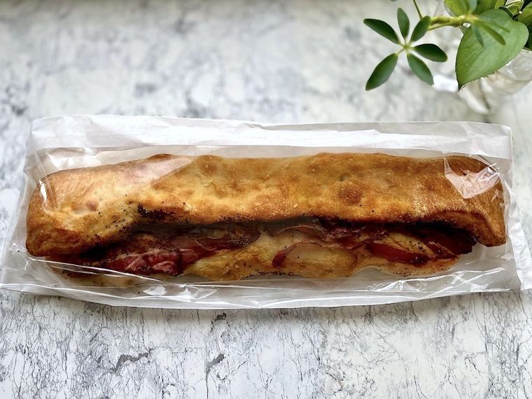 透明の袋に入ったコストコのベーコンバトン