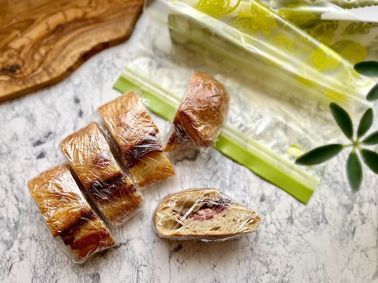 コストコのべーコンバトンをラップに包みジップ付きバッグに入れて冷凍する準備をしているところ