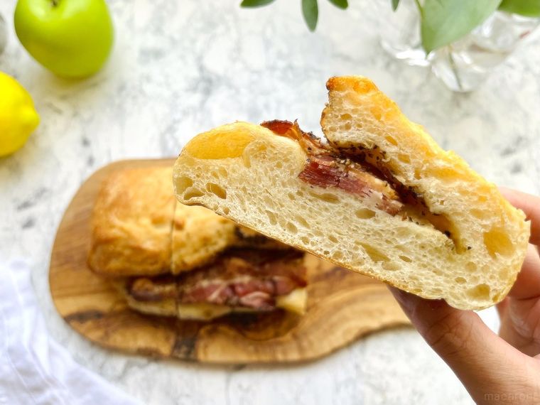 カットしたコストコのベーコンバトンを一切れ手に持って断面を見せたところ