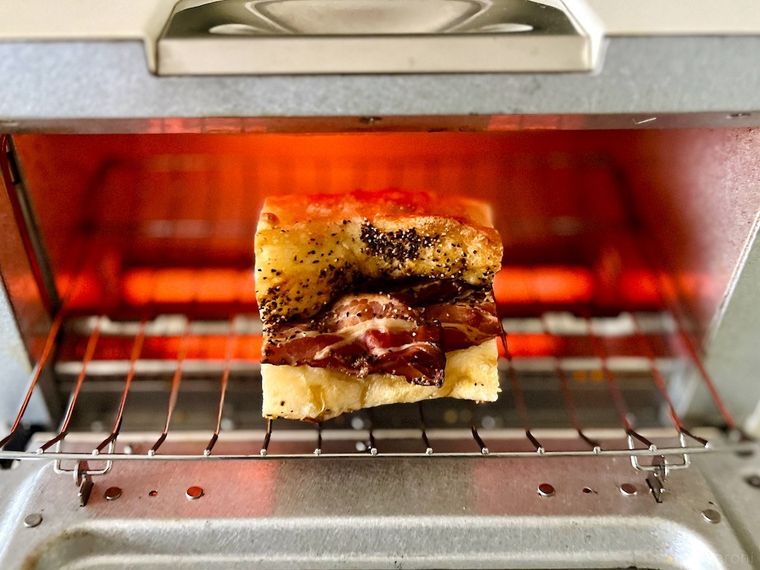 コストコのベーコンバトンをトースターに入れてリベイクしているところ