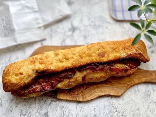 コストコ話題の特大パンベーコンバトンに驚きの声続出。その味わいは