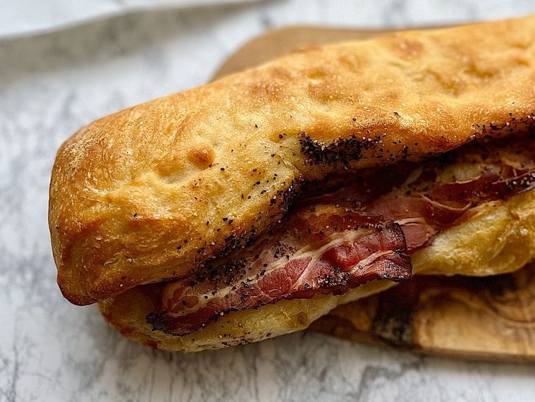 コストコのベーコンバトンに挟んであるベーコンをアップで見たところ