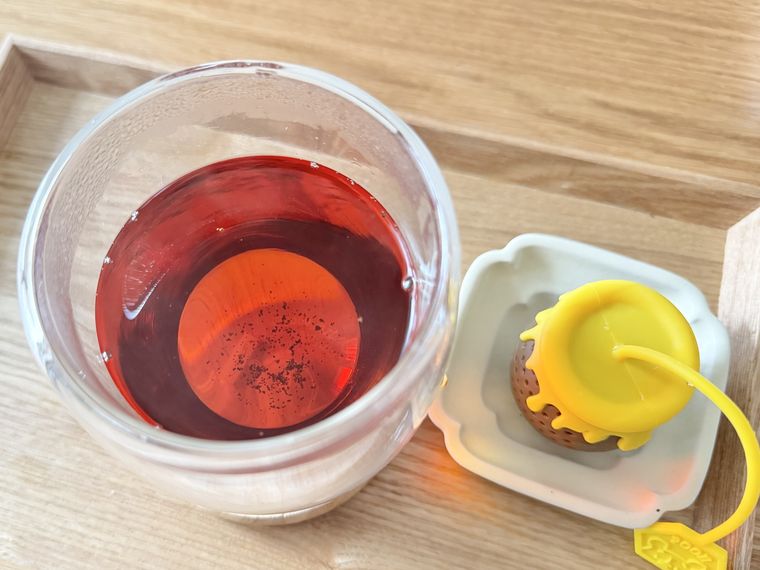 テーブルに並ぶ紅茶とティーストレーナープー