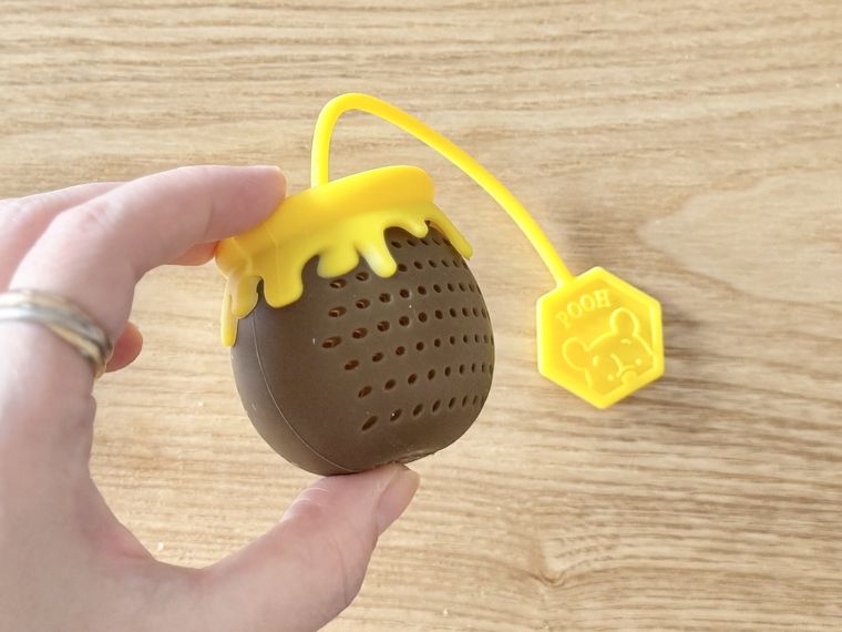 ティーストレーナープーを持っている様子