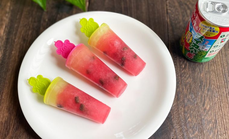 スイカバーの素に種を入れて作ったアイスバー