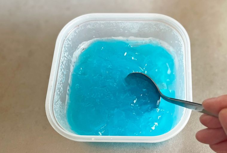 プラスチック容器に作ったゼリーをスプーンで崩しているところ