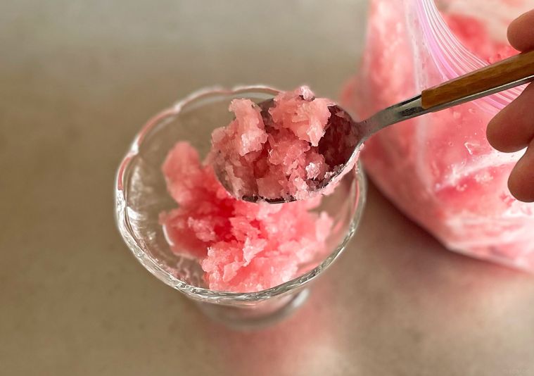 凍らせたスイカバーの素を崩して器に盛り付けている写真