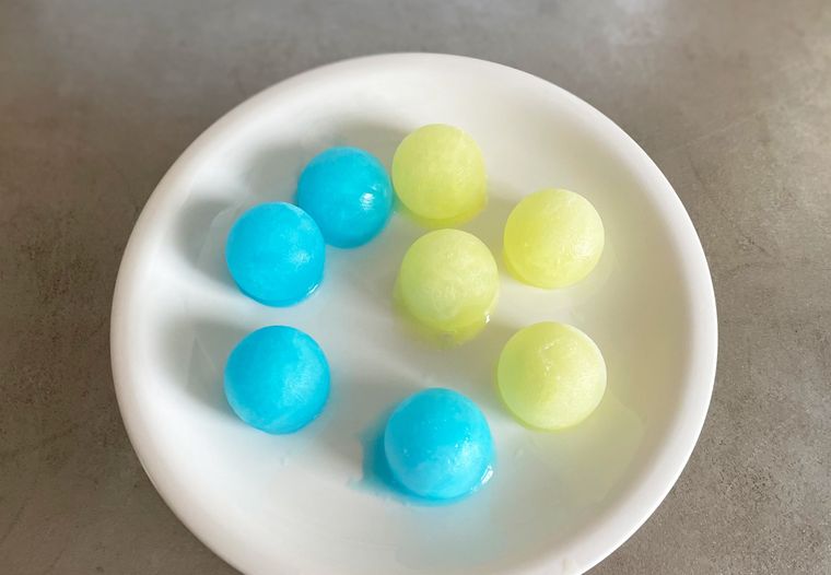 丸型の製氷皿で凍らせたアイスバーの素