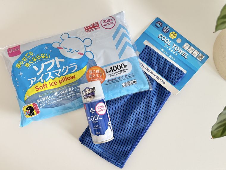 テーブルに並ぶダイソーの暑さ対策グッズ3つ