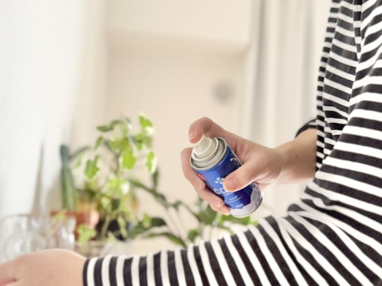 ダイソー冷却スプレーを服にスプレーしている様子
