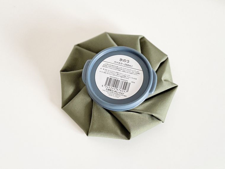 テーブルに置かれたセリアの氷のう