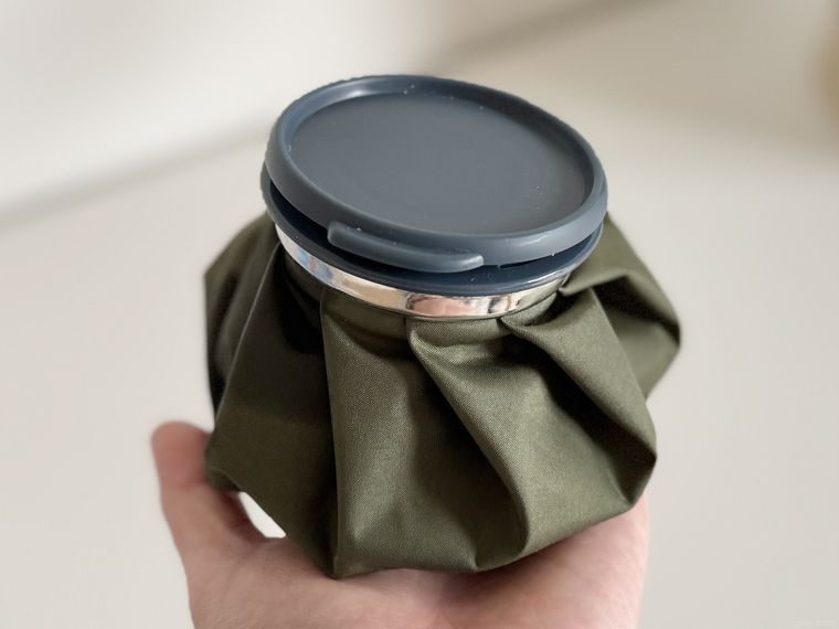 手のひらにのせたセリアの氷のう