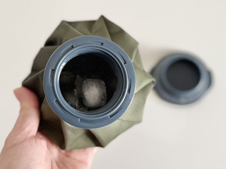 氷を入れたセリアの氷のう