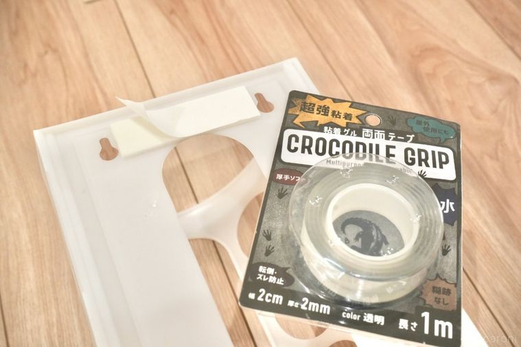 白いプラスチック製の袋ディスペンサーとゲル状の強力粘着テープ