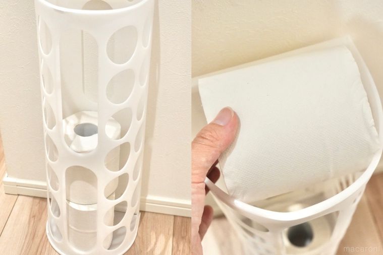 丸い穴が開いた白いプラスチック製の袋ディスペンサーにトイレットペーパーをセットする様子