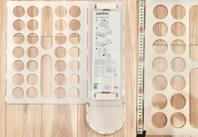 丸い穴が開いた白いプラスチック製の袋ディスペンサーの展開図とメジャーと説明書