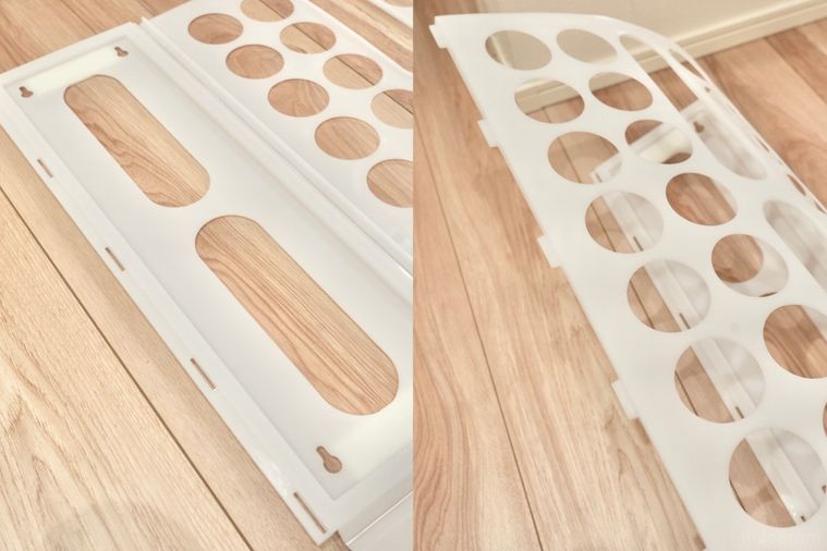 白いプラスチック製の袋ディスペンサーを組み立てる様子