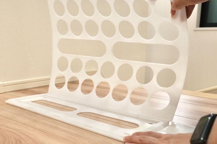 白いプラスチック製の袋ディスペンサーを組み立てる様子