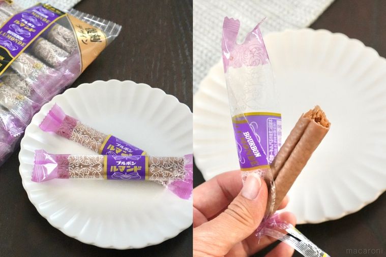 白い皿にのったココアクリームにコーティングされたクレープ菓子の紫色のパッケージを手に持つ様子