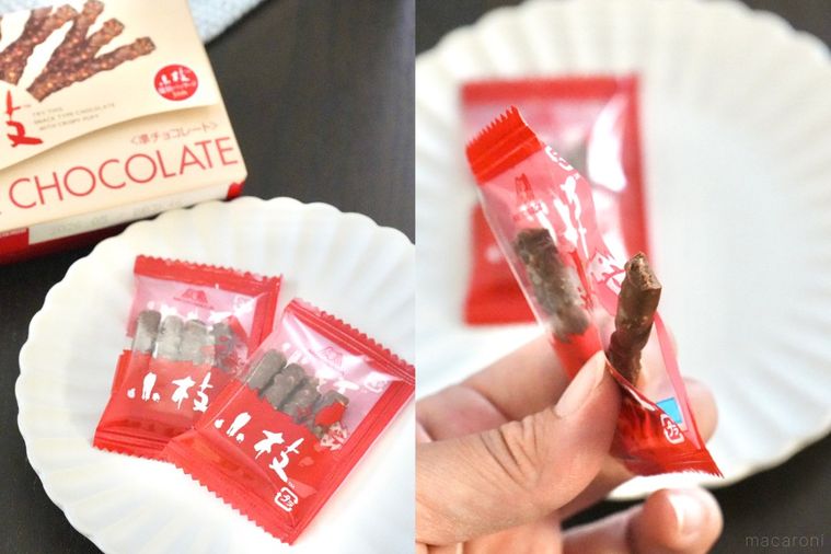 白い皿にのった赤色パッケージの小枝と手に持って食べる様子