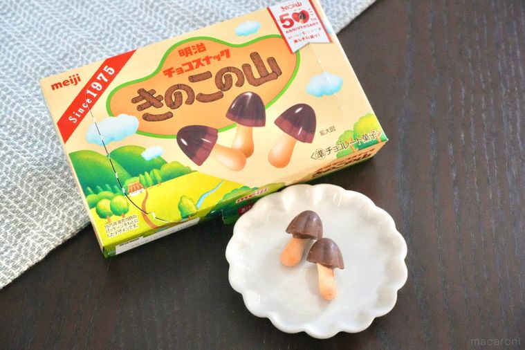 白い小皿にのったきのこの山と黄色と黄緑色箱パッケージ