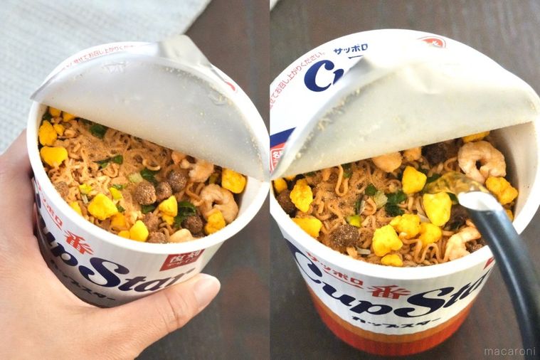 しょうゆ味のカップラーメンを手に持って振ったり黒いケトルから熱湯を注いだりする様子