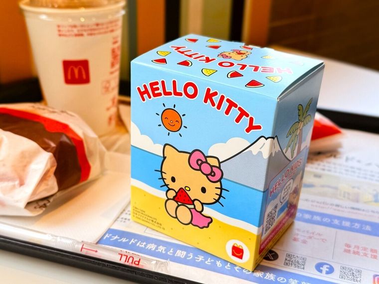 お盆の上に置かれたパッケージ