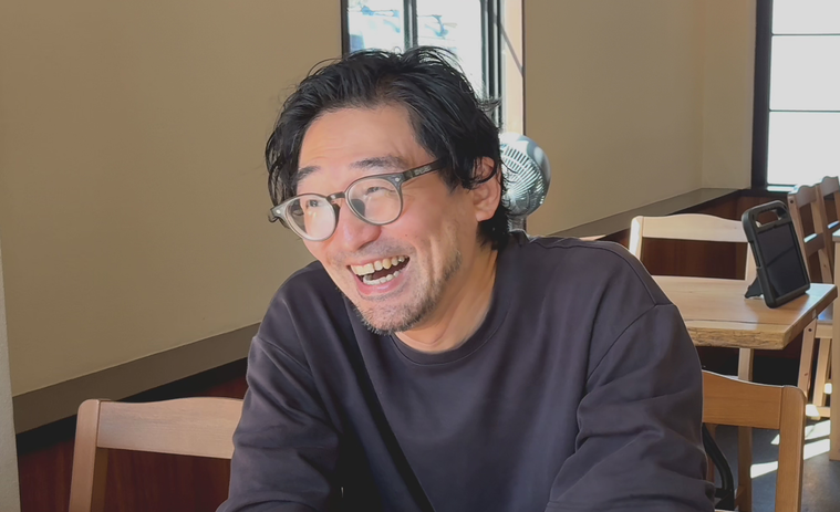 インタビューを受ける冨士野さん