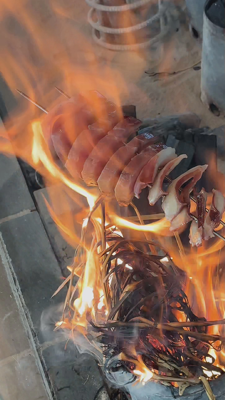 海鮮を藁焼きをしている