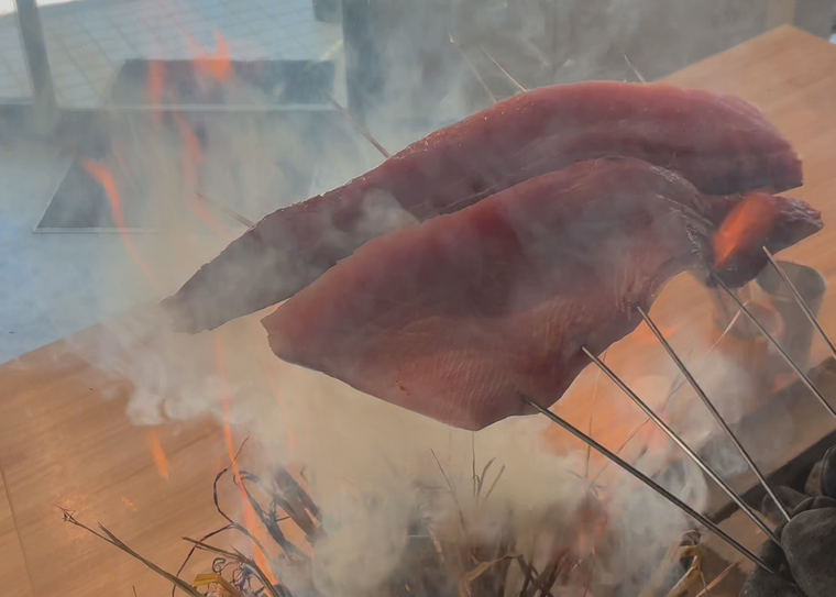 ぶりを藁焼きしているところ