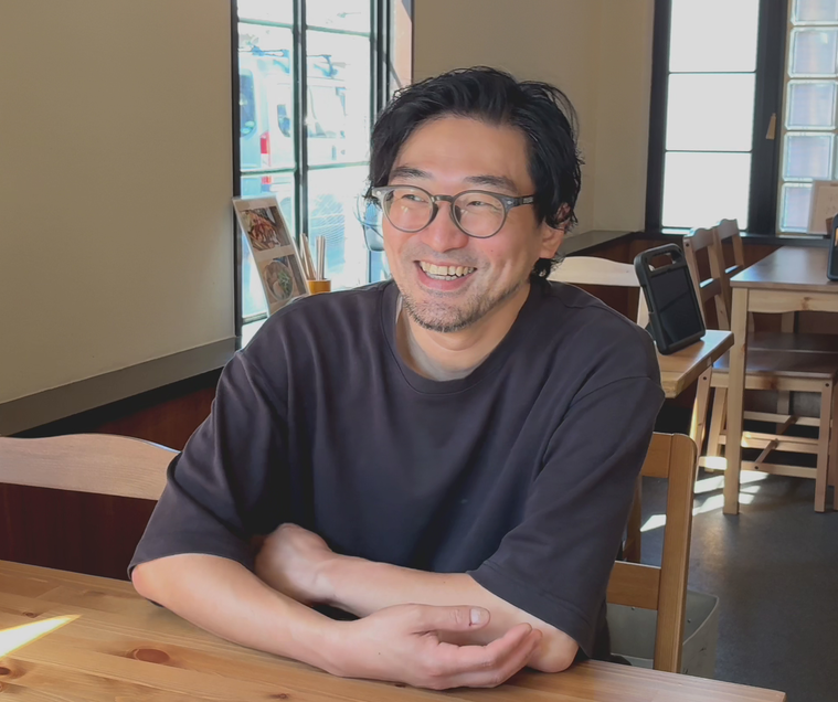 インタビューを受ける冨士野さん