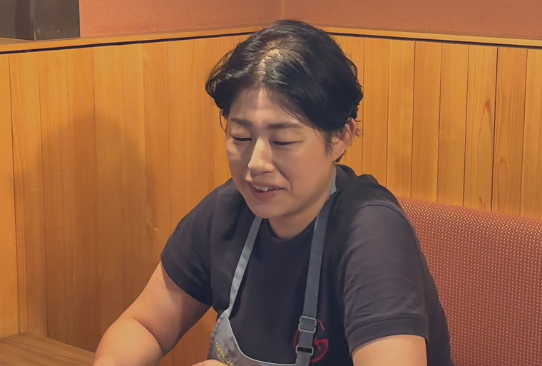 インタビューを受ける西さん