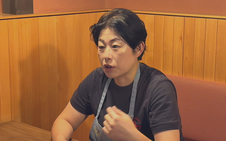 インタビューを受ける店主西さん
