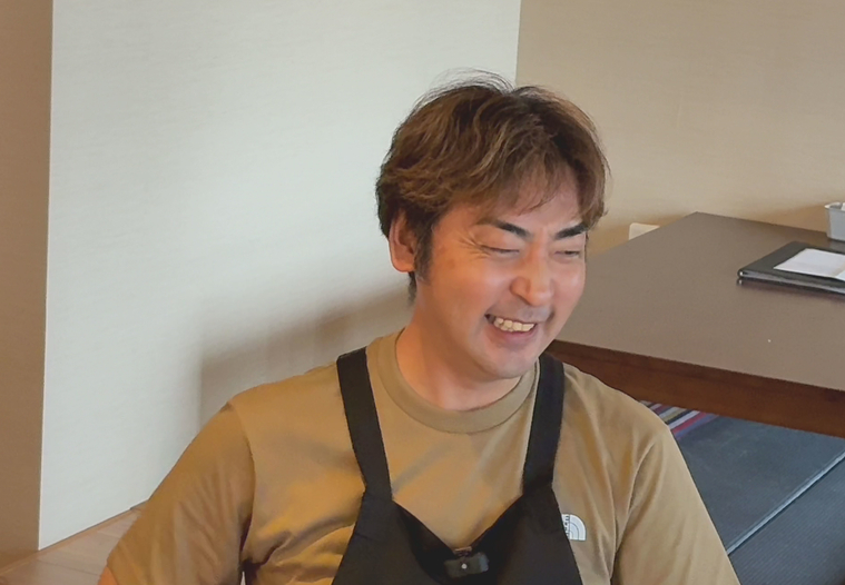 インタビューを受ける水谷さん