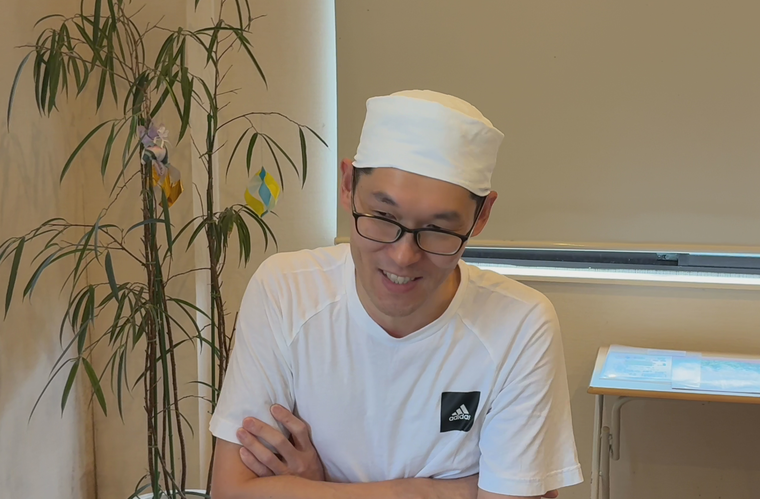 インタビューを受ける古市さん